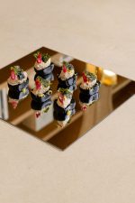 Black bun with tuna & gold - Image 3