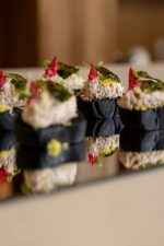 Black bun with tuna & gold - Image 4