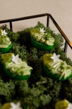 Green bun with hummus & tomato - Image 4
