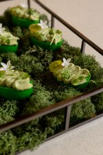 Green bun with hummus & tomato - Image 2