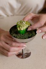 Green bun with hummus & tomato - Image 3